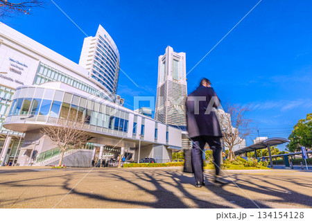 日本の横浜都市景観師走。桜木町駅前の横浜ランドマークタワーなどを望む。低く横切る太陽で長い影ができる 134154128