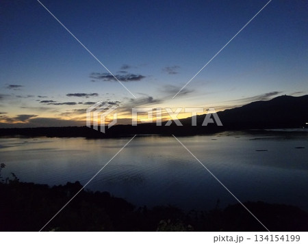 湖面に映る雲と夕日 湖面に映る雲と夕日 134154199