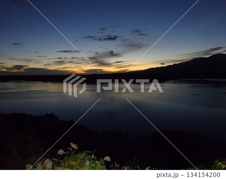 湖面に映る夕焼け 134154200