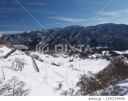 白馬乗鞍温泉スキー場のハイウェイコースから山麓の眺め 134154404