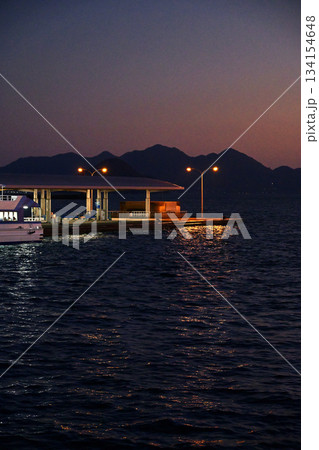 すっかり日が暮れた広島宇品港桟橋 すっかり日が暮れた広島宇品港桟橋 134154648