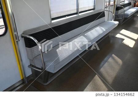 近鉄普通電車の座席（ロングシート仕様） 134154662