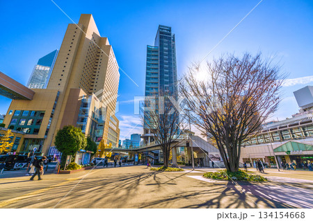 日本の横浜都市景観 師走。長い影…。JR桜木町駅やクロスゲート、ワシントンH、富士ソフトなどのビル群 日本の横浜都市景観 師走。長い影…。JR桜木町駅やクロスゲート、ワシントンH、富士ソフトなどのビル群 134154668
