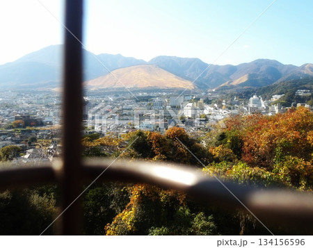別府鉄輪温泉街と鶴見岳を湯けむり展望台から望む秋の風景 別府鉄輪温泉街と鶴見岳を湯けむり展望台から望む秋の風景 134156596