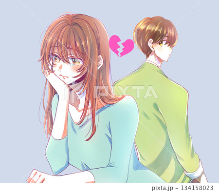 背中合わせの泣く女性と振り返る男性　割れたハート 134158023
