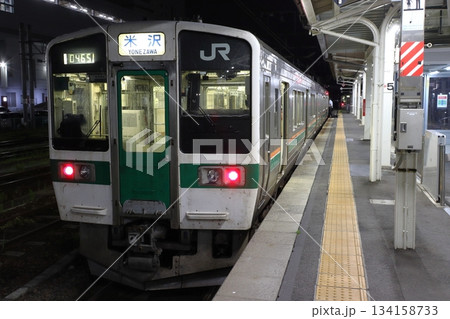 夜の福島駅に停車中の奥羽本線719系電車(福島⇔米沢-山形) 夜の福島駅に停車中の奥羽本線719系電車(福島⇔米沢-山形) 134158733