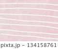 クレヨンタッチのストライプ背景（ピンク） 134158761
