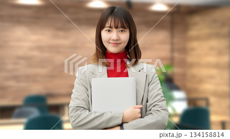 パソコンを持つ女性・ビジネスウーマン 134158814