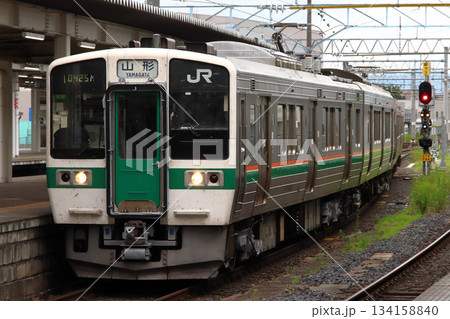 山形駅に到着する山形線/奥羽本線719系(米沢⇔山形) 山形駅に到着する山形線/奥羽本線719系(米沢⇔山形) 134158840
