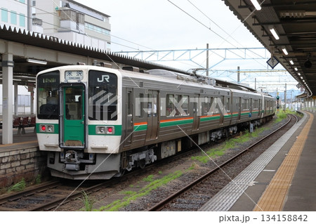山形駅を発車する山形線/奥羽本線719系(米沢⇔山形) 山形駅を発車する山形線/奥羽本線719系(米沢⇔山形) 134158842