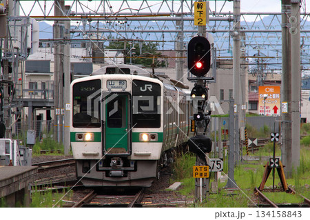 山形駅に到着する山形線/奥羽本線719系(米沢⇔山形) 山形駅に到着する山形線/奥羽本線719系(米沢⇔山形) 134158843