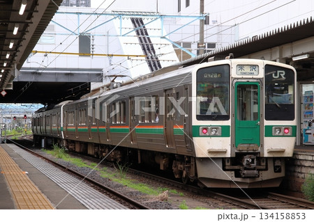 山形駅に停車中の山形線／奥羽本線719系（米沢⇔山形） 134158853