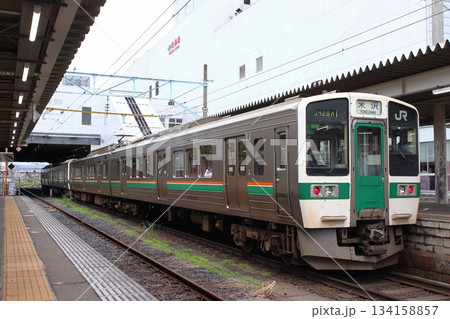 山形駅に停車中の山形線/奥羽本線719系(米沢⇔山形) 山形駅に停車中の山形線/奥羽本線719系(米沢⇔山形) 134158857