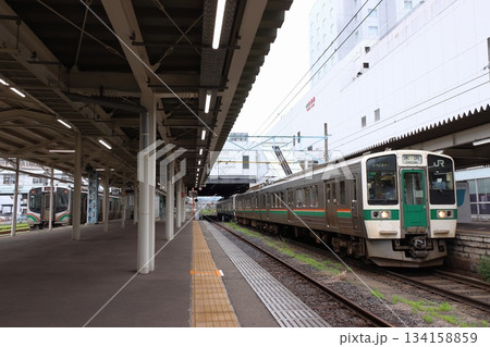 山形駅に停車中の山形線／奥羽本線719系（米沢⇔山形） 134158859