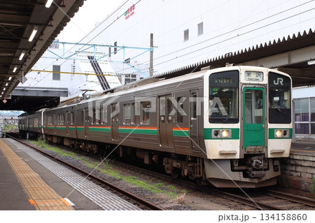 山形駅に停車中の山形線／奥羽本線719系（米沢⇔山形） 134158860