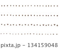 茶色のクレヨンタッチ図形ラインセット（丸・四角・三角・ハート） 134159048