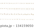 ベージュのクレヨンタッチの図形ラインセット（丸・四角・三角・ハート） 134159050