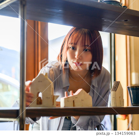 雑貨店で家オブジェ 134159063