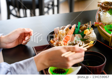 海鮮丼を食べる女性 海鮮丼を食べる女性 134159067