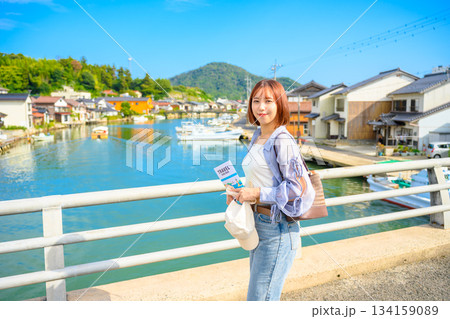 港町の女性観光客 134159089
