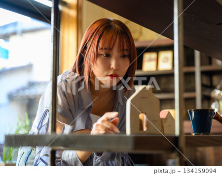 雑貨店で小物を見る 雑貨店で小物を見る 134159094