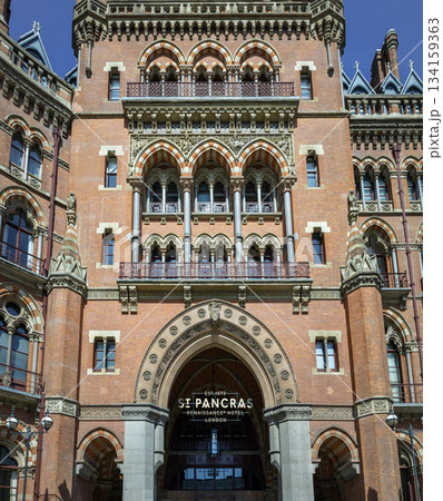 Stunning outside entrance of the gothic building where the St. Pancras Renaissance Hotel. 134159363
