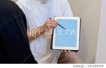 タブレット画面を指し示す医療スタッフの手元 タブレット画面を指し示す医療スタッフの手元 134160584