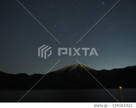 湖上の雪山と星々（20251209185408） 134163322