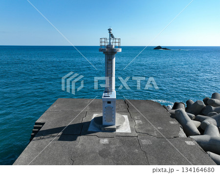 徳島県美波町　日和佐港一文字堤東灯台 134164680