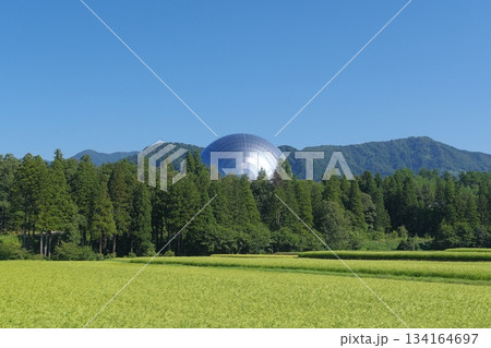 田園地帯から見る福井県立恐竜博物館の恐竜ホール 田園地帯から見る福井県立恐竜博物館の恐竜ホール 134164697