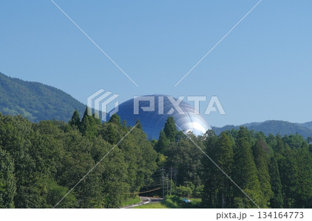 田園地帯から見る福井県立恐竜博物館の恐竜ホール 134164773