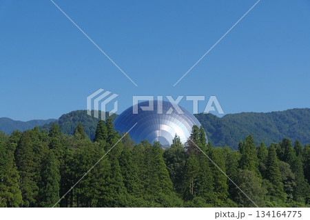 田園地帯から見る福井県立恐竜博物館の恐竜ホール 田園地帯から見る福井県立恐竜博物館の恐竜ホール 134164775