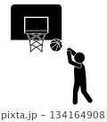 バスケットボールをゴールに投げる人物のシルエットイラスト 134164908