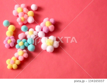 ピンクの背景　ポンポンフラワー 134165037