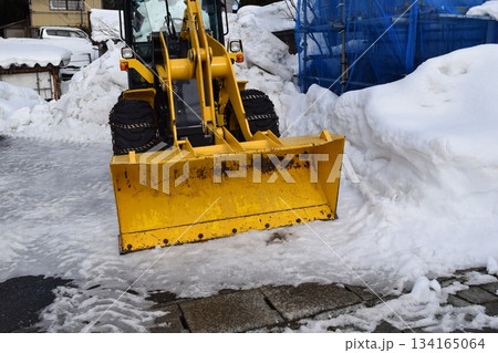 雪国で待機中の除雪車 雪国で待機中の除雪車 134165064