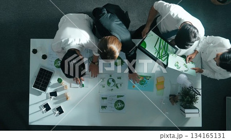 Top view of manager hold tablet display clean energy at meeting. Alimentation. Top view of manager hold tablet display clean energy at meeting. Alimentation. 134165131