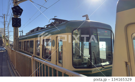 江ノ電　鎌倉高校前駅と七里ヶ浜海岸の風景 134165329