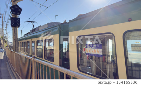 江ノ電　鎌倉高校前駅と七里ヶ浜海岸の風景 134165330