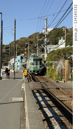 江ノ電　鎌倉高校前駅と七里ヶ浜海岸の風景 134165332