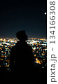 夜景に佇むひとりのシルエット 134166308