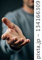 差し伸べられた手のクローズアップ 134166309