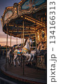誰も乗らずに回り続けるメリーゴーランドの木馬 134166313