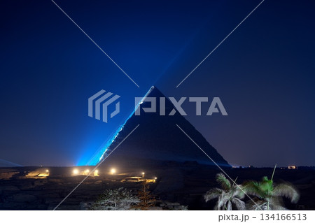 ライトアップされたギザのピラミッド群 ライトアップされたギザのピラミッド群 134166513