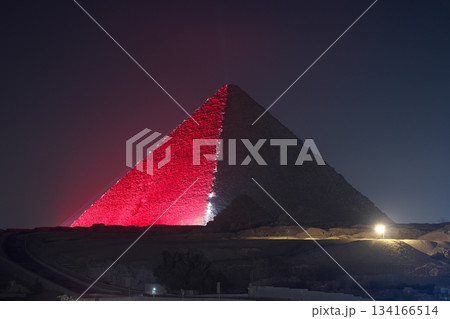 ライトアップされたギザのピラミッド群 ライトアップされたギザのピラミッド群 134166514