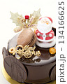 チョコレートのクリスマスケーキ。質感を引き立てた濃厚チョコケーキ写真。 134166625