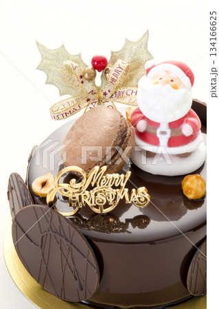チョコレートのクリスマスケーキ。質感を引き立てた濃厚チョコケーキ写真。 チョコレートのクリスマスケーキ。質感を引き立てた濃厚チョコケーキ写真。 134166625