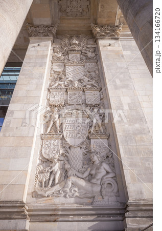 【ドイツ】首都ベルリンの国会議事堂の壁に施された歴史的な細かい彫刻 134166720