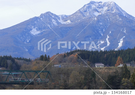 絶景の妙高山を背景に鉄橋を渡るえちごトキめき鉄道ET127系電車_2025/11/23撮影 134168017