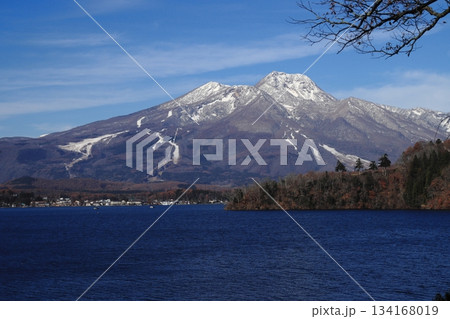 【長野県】野尻湖と雪化粧をした妙高山の絶景 134168019