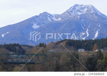 絶景の妙高山を背景に鉄橋を渡るえちごトキめき鉄道ET127系電車_2025/11/23撮影 絶景の妙高山を背景に鉄橋を渡るえちごトキめき鉄道ET127系電車_2025/11/23撮影 134168020